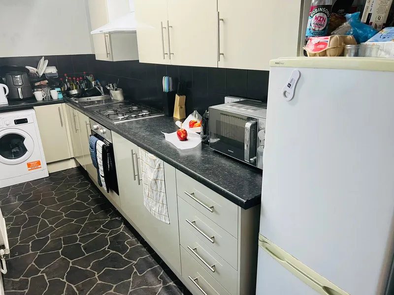 Frederick Grove: 6 Bedroom house NG7 1SG - Image 8